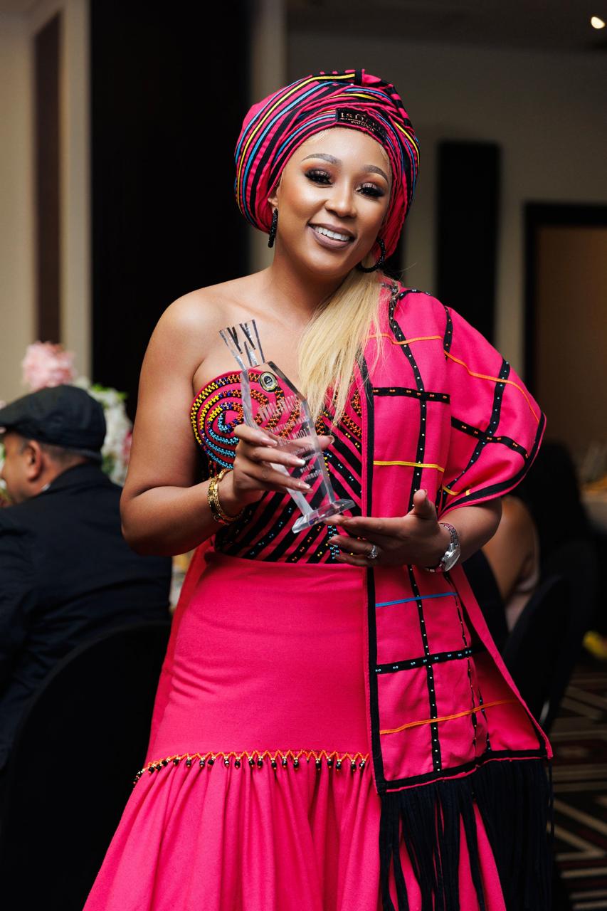 Buli accepting style award in pink